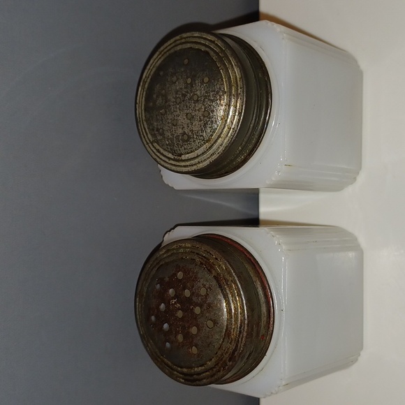 ORIGINAL Vintage Art Deco Milk Glass Basket Bouquet Salt & Pepper Shaker Set - Picture 5 of 11